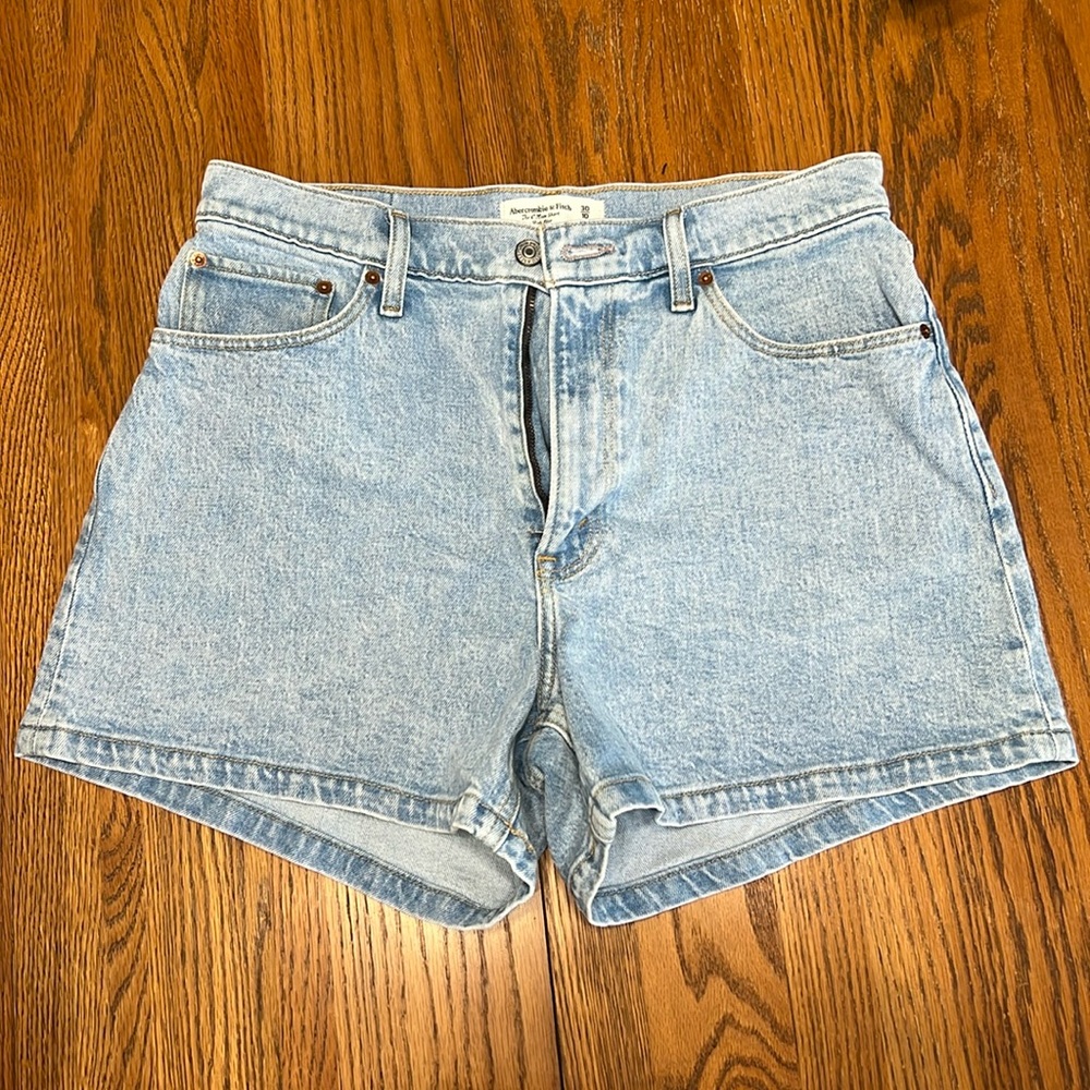 A&F 4” Mom Short High Rise